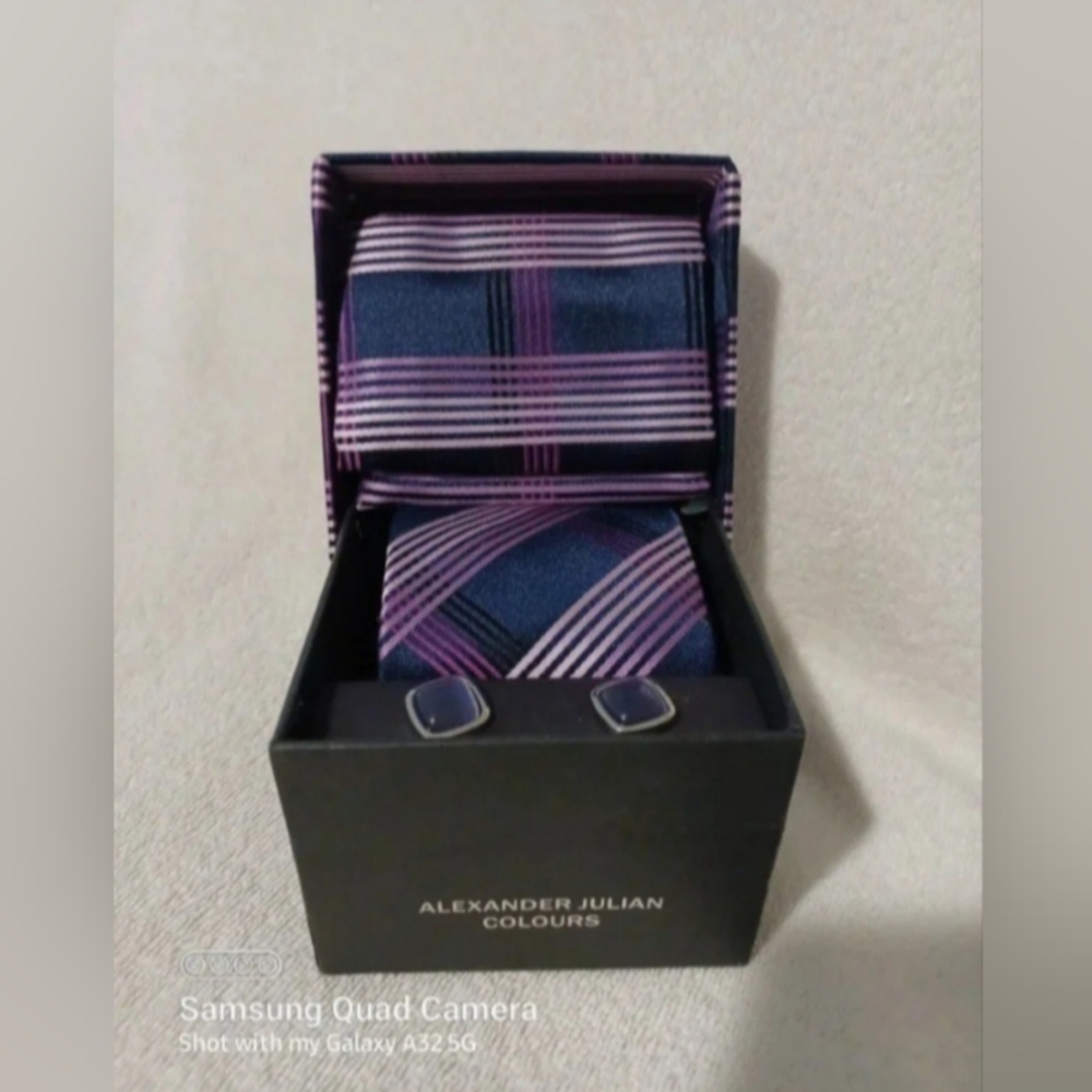 Alexander Julian tie with hanky and cufflinks set